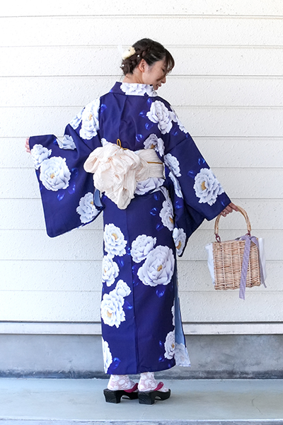 2024新作浴衣-紺-全身_後　たちばな在庫-社員モデル